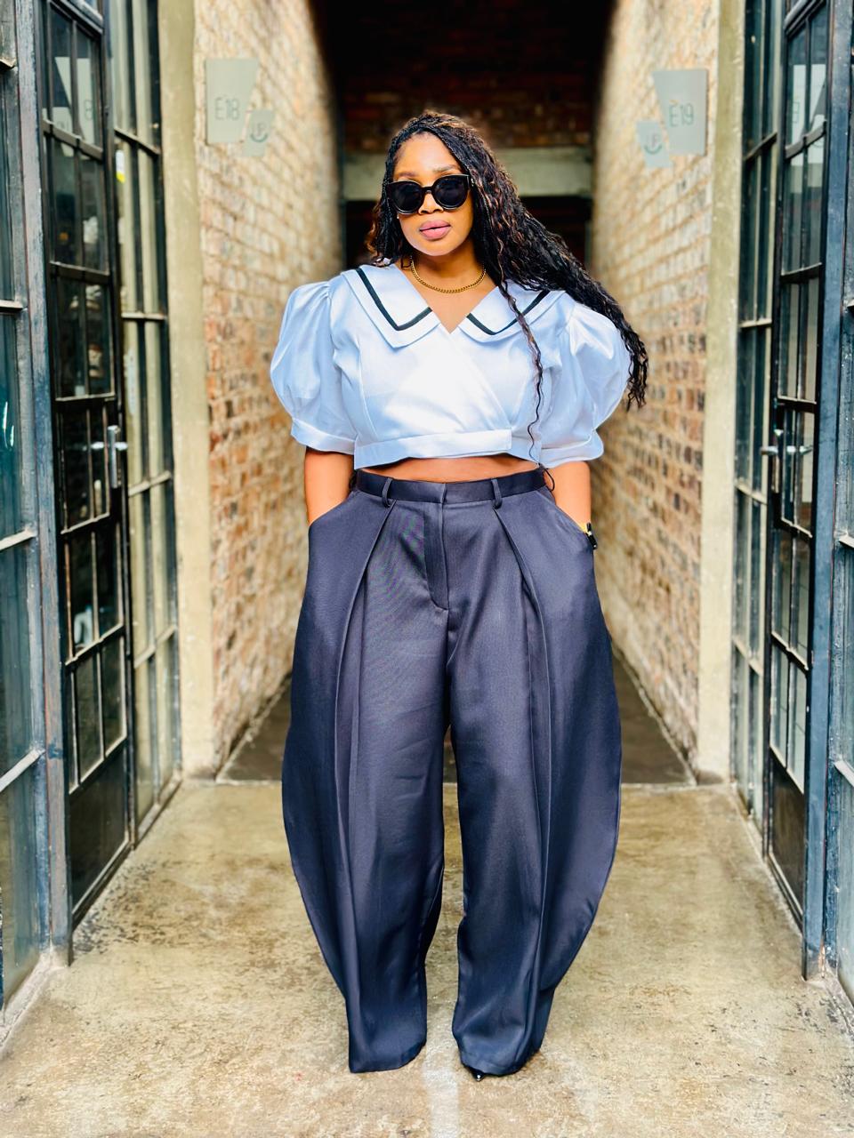 Black barrel pleated pants