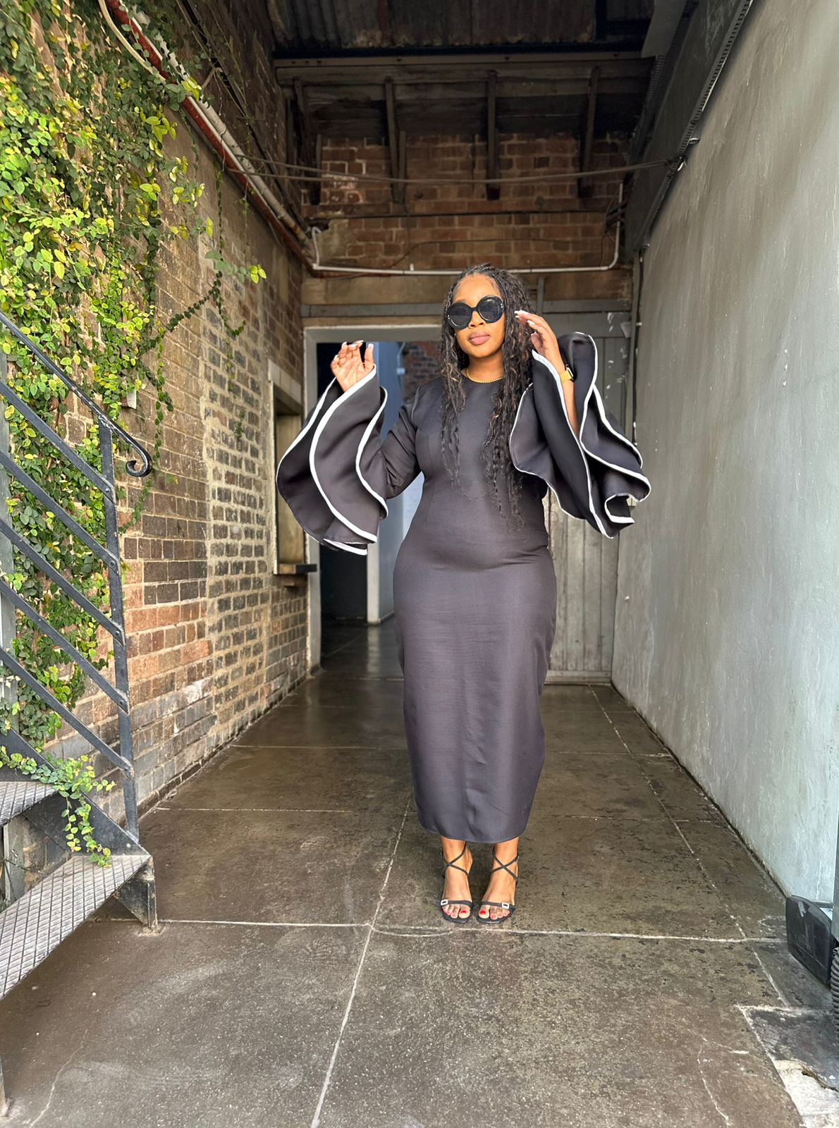 Black dress with tiered sleeves - Image 2